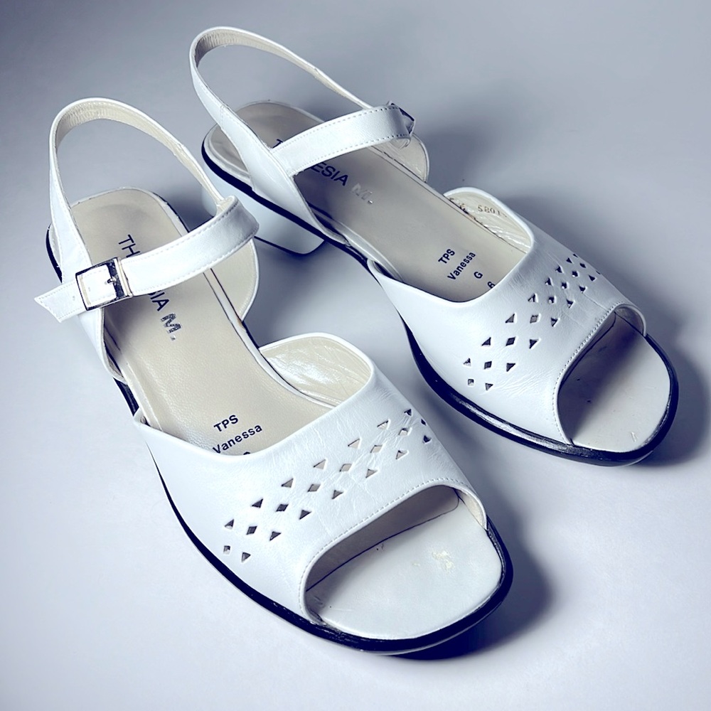 Theresa M. White chunky heeled open toed shoes pierced triangles size 9 Vanessa